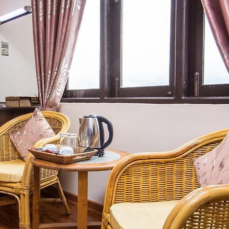 The Hotel Emperor-Inle Nyaung Shwe Bagian luar foto