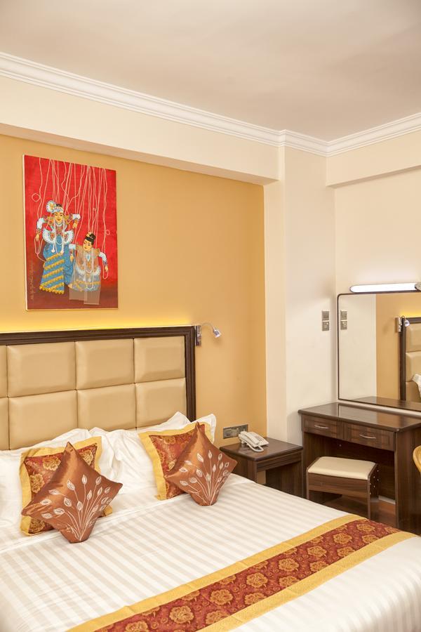 The Hotel Emperor-Inle Nyaung Shwe Bagian luar foto