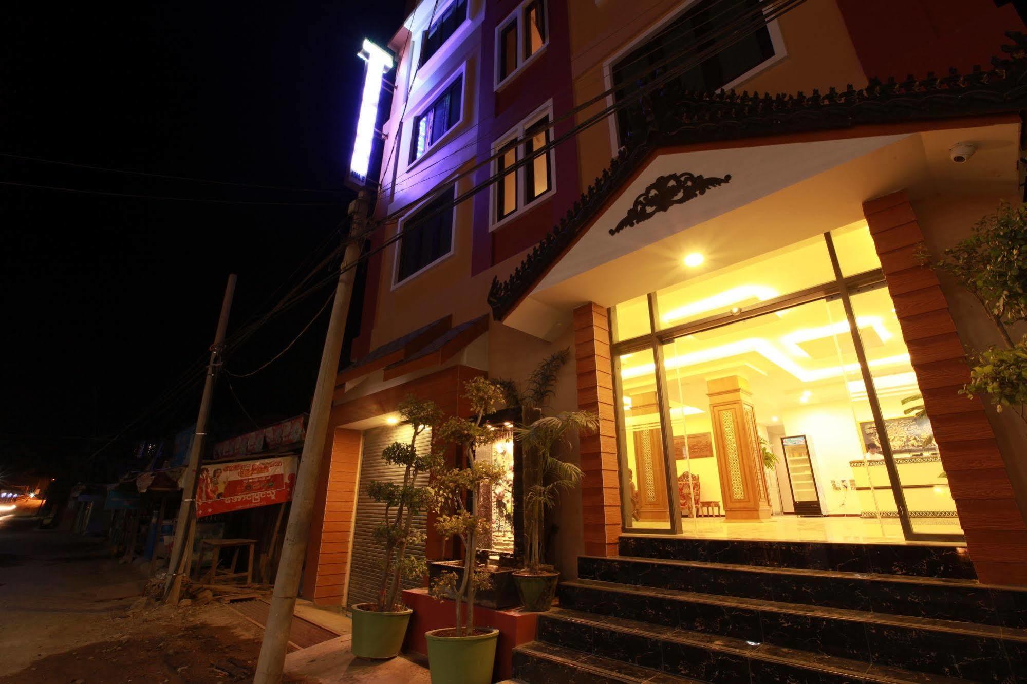 The Hotel Emperor-Inle Nyaung Shwe Bagian luar foto