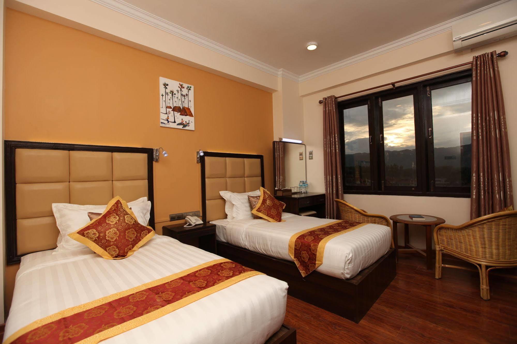 The Hotel Emperor-Inle Nyaung Shwe Bagian luar foto