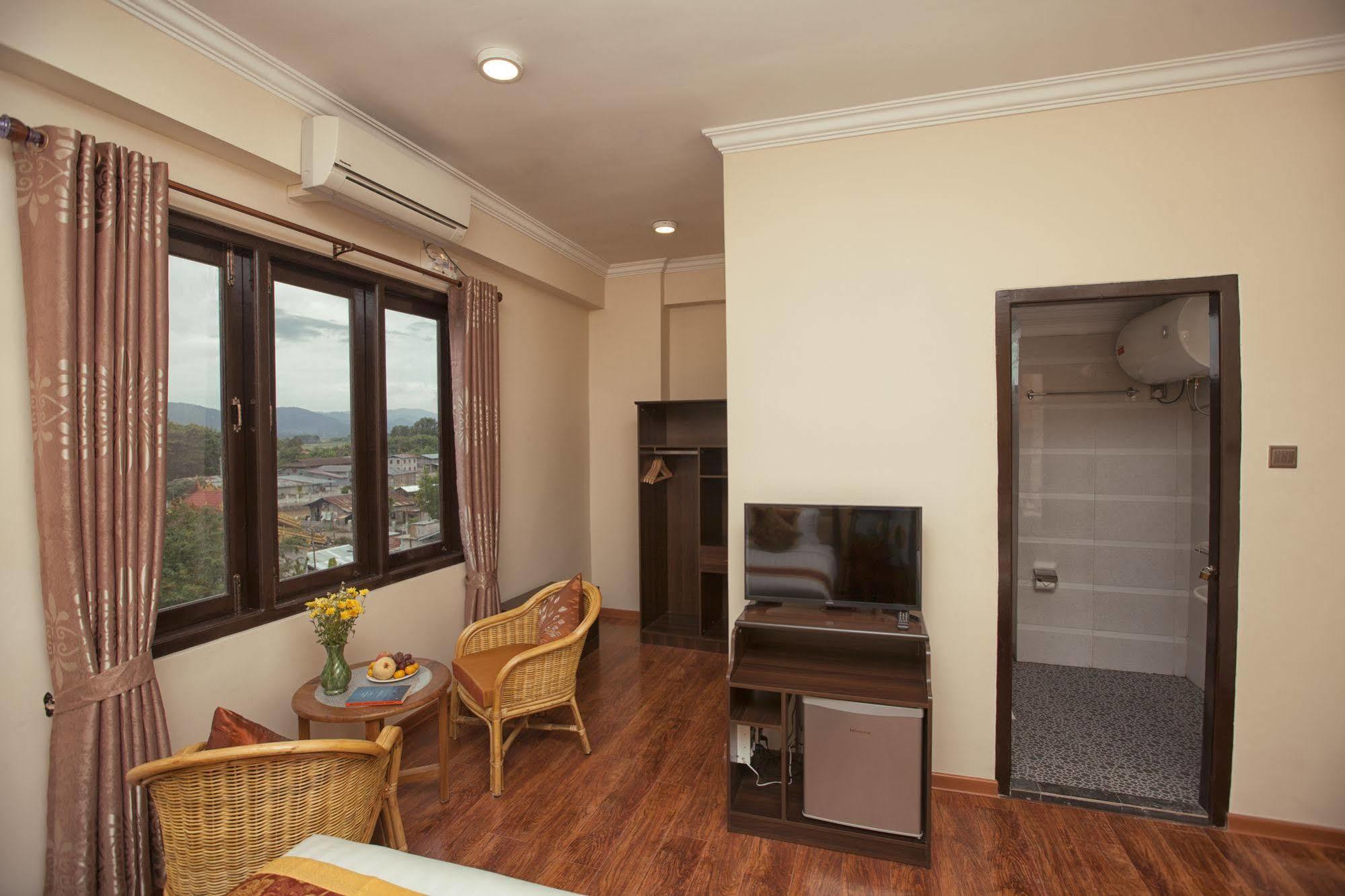The Hotel Emperor-Inle Nyaung Shwe Bagian luar foto